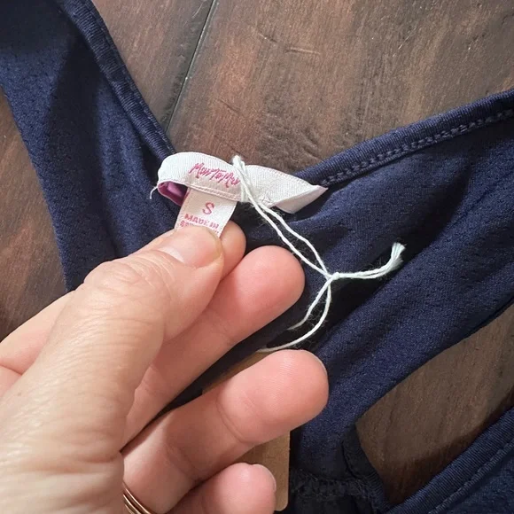 Sweating for the wedding tank top size small - Picture 2 of 3